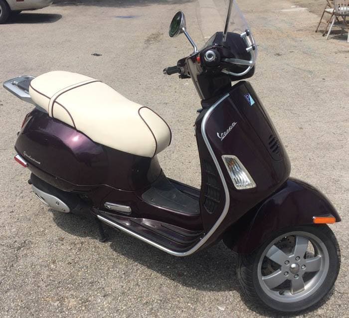 Vespa GT200 cream seat cover with brown piping close-up