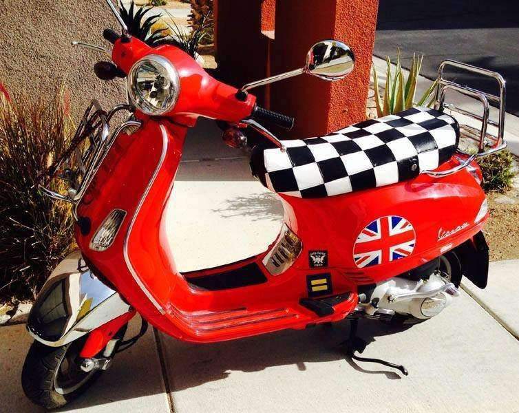 Vespa LX checkers seat cover detail